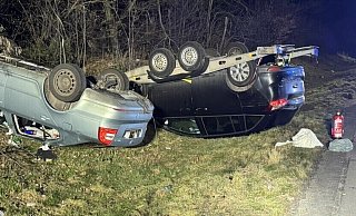 Fahrzeug-Gespann: Bei einem Unfall auf der A44 zwischen Lichtenau und Marsberg am Sonntagabend erlitt eine Person schwere Verletzungen. - FFW Marsberg Fahrzeug-Gespann: Bei einem Unfall auf der A44 zwischen Lichtenau und Marsberg am Sonntagabend erlitt eine Person schwere Verletzungen. - FFW Marsberg