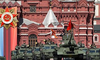 Der legendäre sowjetische Panzer T-34 führt die Kolonne russischer Panzerfahrzeuge auf dem Roten Platz während der Militärparade zum Tag des Sieges, mit der der 78. Jahrestag des Endes des Zweiten Weltkriegs begangen wird, an. - Pelagiya Tikhonova/M24/Moscow News Agency/AP/dpa Der legendäre sowjetische Panzer T-34 führt die Kolonne russischer Panzerfahrzeuge auf dem Roten Platz während der Militärparade zum Tag des Sieges, mit der der 78. Jahrestag des Endes des Zweiten Weltkriegs begangen wird, an. - Pelagiya Tikhonova/M24/Moscow News Agency/AP/dpa
