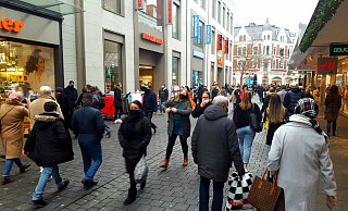 Samstagmittag in der Bahnhofstraße - das Wetter hält und die Maske sitzt. - Kurt Ehmke Samstagmittag in der Bahnhofstraße - das Wetter hält und die Maske sitzt. - Kurt Ehmke