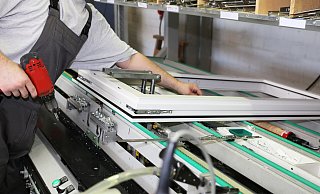 Die Firma Gäsing & Brinkmannn konzentriert sich künftig auf die Montage und Wartung von Fenstern und Türen. Eine komplette eigene Produktion von Holzrahmenfenstern gibt es in Jöllenbeck nicht mehr. - picture alliance / CHROMORANGE Die Firma Gäsing & Brinkmannn konzentriert sich künftig auf die Montage und Wartung von Fenstern und Türen. Eine komplette eigene Produktion von Holzrahmenfenstern gibt es in Jöllenbeck nicht mehr. - picture alliance / CHROMORANGE