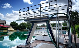 Der Drei-Meter-Sprungturm im Freibad Wiedenbrück im Kreis Gütersloh darf wieder genutzt werden. - Andreas Frücht Der Drei-Meter-Sprungturm im Freibad Wiedenbrück im Kreis Gütersloh darf wieder genutzt werden. - Andreas Frücht