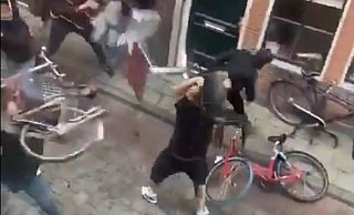 Ein Anwohnervideo zeigt, wie die Hooligans beider Lager mit Stühlen, Tischen und sogar Fahrrädern aufeinander losgehen. - Twitter / sandervh1998 Ein Anwohnervideo zeigt, wie die Hooligans beider Lager mit Stühlen, Tischen und sogar Fahrrädern aufeinander losgehen. - Twitter / sandervh1998