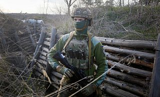 Ein ukrainischer Soldat befindet sich in einer Kampfstellungen an der Grenze zum pro-russischen Separatistengebiet. - Foto: Efrem Lukatsky/AP/dpa Ein ukrainischer Soldat befindet sich in einer Kampfstellungen an der Grenze zum pro-russischen Separatistengebiet. - Foto: Efrem Lukatsky/AP/dpa