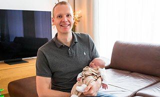 Der Versmolder Marcel Eggert hält Tochter Annalia im Arm. Die beiden freuen sich nach einer turbulenten Geburt auf Weihnachten. - Andre Schneider Der Versmolder Marcel Eggert hält Tochter Annalia im Arm. Die beiden freuen sich nach einer turbulenten Geburt auf Weihnachten. - Andre Schneider