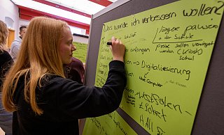 Kaja Opitz, Schülerin am Goerdeler-Gymnasium, schreibt Verbesserungswünsche auf. - Niklas Tüns Kaja Opitz, Schülerin am Goerdeler-Gymnasium, schreibt Verbesserungswünsche auf. - Niklas Tüns