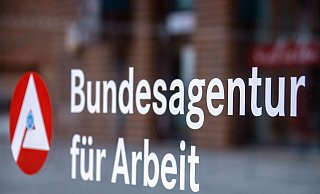 Ein Hinweisschild für die Bundesagentur für Arbeit: Es fehlen Arbeitskräfte an allen Ecken und Enden. - Jens Büttner/dpa Ein Hinweisschild für die Bundesagentur für Arbeit: Es fehlen Arbeitskräfte an allen Ecken und Enden. - Jens Büttner/dpa