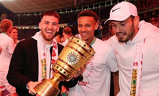 Der neue SCP-Keeper Dennis Seimen (l.) kann nicht nur Bälle, sondern auch Pokale halten. Hier präsentiert er nach dem Stuttgarter Finalsieg gegen Bielefeld im Berliner Olympiastadion den DFB-Pokal. - IMAGO/Sportfoto Rudel Der neue SCP-Keeper Dennis Seimen (l.) kann nicht nur Bälle, sondern auch Pokale halten. Hier präsentiert er nach dem Stuttgarter Finalsieg gegen Bielefeld im Berliner Olympiastadion den DFB-Pokal. - IMAGO/Sportfoto Rudel