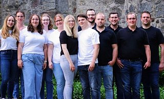 Sind bereit für das große Fest: Pia-Chantal Nolte, Adelina Delolli, Aditha Unruhe, Lara Oesselke, Nadine Breker, Königin Laura Wübbeke, König Louis-Pascal Nolte, Jonas Rohde, Marius Gieratsch, David Menne, Felix Breker und Reinhard Wand. - Schützen Sind bereit für das große Fest: Pia-Chantal Nolte, Adelina Delolli, Aditha Unruhe, Lara Oesselke, Nadine Breker, Königin Laura Wübbeke, König Louis-Pascal Nolte, Jonas Rohde, Marius Gieratsch, David Menne, Felix Breker und Reinhard Wand. - Schützen