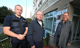Über den Umzug in größere Räume der Boss-Wache in Paderborn freuen sich (v.l.) André Hense, Mitarbeiter des Ordnungsamtes, Hubertus Kuhaupt, Leiter des Bezirksdienstes der Kreispolizei Paderborn, und Claus Josephs, Leiter des Amtes für öffentliche Ordnung. - Rajkumar Mukherjee Über den Umzug in größere Räume der Boss-Wache in Paderborn freuen sich (v.l.) André Hense, Mitarbeiter des Ordnungsamtes, Hubertus Kuhaupt, Leiter des Bezirksdienstes der Kreispolizei Paderborn, und Claus Josephs, Leiter des Amtes für öffentliche Ordnung. - Rajkumar Mukherjee
