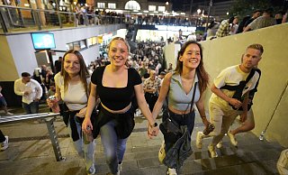 Lana (v.l.), Antonia und Sissi steigen die Treppen am Boulevard hinauf. Sie feiern das erste Mal bei der Open-Air-Disco mit und finden die Stimmung richtig schön. - Peter Unger Lana (v.l.), Antonia und Sissi steigen die Treppen am Boulevard hinauf. Sie feiern das erste Mal bei der Open-Air-Disco mit und finden die Stimmung richtig schön. - Peter Unger