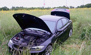 Nach rund 200 Metern kam der BMW des 20-Jährigen im Grünstreifen der Landstraße 751 an einem Rapsfeld zum Stehen. - Ralph Meyer Nach rund 200 Metern kam der BMW des 20-Jährigen im Grünstreifen der Landstraße 751 an einem Rapsfeld zum Stehen. - Ralph Meyer