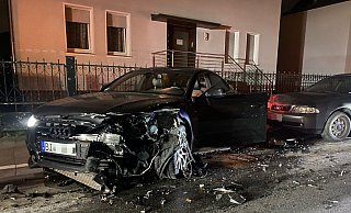 Der Mercedes-Fahrer prallte am Straßenrand der Feldstraße gegen mehrere Fahrzeuge. Unter anderem wurde dabei dieser Audi schwer beschädigt. - Charlotte Mahncke Der Mercedes-Fahrer prallte am Straßenrand der Feldstraße gegen mehrere Fahrzeuge. Unter anderem wurde dabei dieser Audi schwer beschädigt. - Charlotte Mahncke