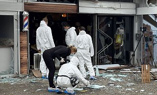 Die Spurensicherung hat nach der Explosion im Barbershop an der Otto-Brenner-Straße am Tatort die Arbeit aufgenommen. - Paul Brinkmann Die Spurensicherung hat nach der Explosion im Barbershop an der Otto-Brenner-Straße am Tatort die Arbeit aufgenommen. - Paul Brinkmann