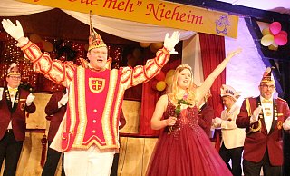 Felix Peine und Bianca Meier sind das neue Prinzenpaar der Nieheimer Karnevalsgesellschaft. - Burkhard Battran Felix Peine und Bianca Meier sind das neue Prinzenpaar der Nieheimer Karnevalsgesellschaft. - Burkhard Battran