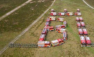 Die Freiwillige Feuerwehr Bielefeld hat auf dem Flugplatz Windelsbleiche mit 28 Fahrzeugen das Bielefelder Stadt-Logo nachgestellt. Der Fotograf hat es aus dem Rettungskorb der Löschabteilung Brackwede aus in Szene gesetzt. - Michael Rueffer Die Freiwillige Feuerwehr Bielefeld hat auf dem Flugplatz Windelsbleiche mit 28 Fahrzeugen das Bielefelder Stadt-Logo nachgestellt. Der Fotograf hat es aus dem Rettungskorb der Löschabteilung Brackwede aus in Szene gesetzt. - Michael Rueffer