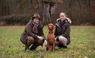 Svea Ruhe (l.) und Franziska Rehermann, hier mit Hund Käthe, sind Jägerinnen. - Niklas Tüns Svea Ruhe (l.) und Franziska Rehermann, hier mit Hund Käthe, sind Jägerinnen. - Niklas Tüns
