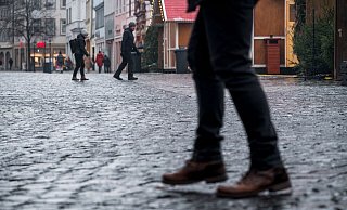 Das vereiste Kopfsteinpflaster auf dem Coburger Marktplatz macht es den Fußgängern schwer. - Daniel Vogl/dpa Das vereiste Kopfsteinpflaster auf dem Coburger Marktplatz macht es den Fußgängern schwer. - Daniel Vogl/dpa