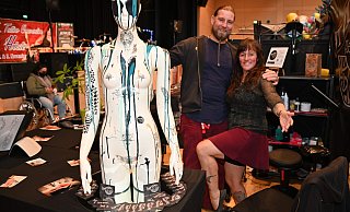 Jörn und Sarah-Jane Zinnenlauf im Tattoo-Studio Flechtwerk aus Eversen sind zurück in der Heimat und präsentieren ihr Angebot bei der Tattoo-Convention. - Thomas Kube Jörn und Sarah-Jane Zinnenlauf im Tattoo-Studio Flechtwerk aus Eversen sind zurück in der Heimat und präsentieren ihr Angebot bei der Tattoo-Convention. - Thomas Kube