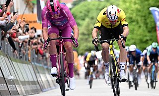 Im vergangenen Jahr gewinnt mit Mads Pedersen (l.), Radsport-Profi des Teams Lidl-Trek, einer der weltbesten Sprinter die Lidl Deutschland Tour. Bei der neuerlichen Ausgabe sollen Pedersen und Co. auch durch Gütersloh fahren. - IMAGO/ZUMA Press Im vergangenen Jahr gewinnt mit Mads Pedersen (l.), Radsport-Profi des Teams Lidl-Trek, einer der weltbesten Sprinter die Lidl Deutschland Tour. Bei der neuerlichen Ausgabe sollen Pedersen und Co. auch durch Gütersloh fahren. - IMAGO/ZUMA Press