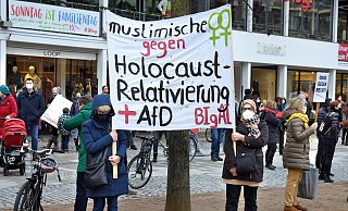 Mitglieder des Bielefelder Bündnis gegen Rechts versammeln sich zum Gegenprotest gegen die AfD. - Barbara Franke Mitglieder des Bielefelder Bündnis gegen Rechts versammeln sich zum Gegenprotest gegen die AfD. - Barbara Franke