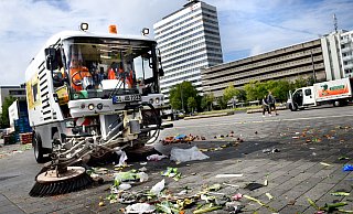 Ob auf dem Kesselbrink nach Markttagen oder in der Innenstadt nach Festen - die Stadtreinigung hat jedesmal viel zu tun. Doch Müll ist in der City nicht das einzige Problem. - Barbara Franke Ob auf dem Kesselbrink nach Markttagen oder in der Innenstadt nach Festen - die Stadtreinigung hat jedesmal viel zu tun. Doch Müll ist in der City nicht das einzige Problem. - Barbara Franke