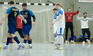 Die Heeper Marijo Pavlovic (l.) und Muhittin-Onir Yavrucu klatschen sich beim 4:1-Erfolg über die Braker (hier Justin Werner und Michael Zech) ab. - Peter Unger Die Heeper Marijo Pavlovic (l.) und Muhittin-Onir Yavrucu klatschen sich beim 4:1-Erfolg über die Braker (hier Justin Werner und Michael Zech) ab. - Peter Unger