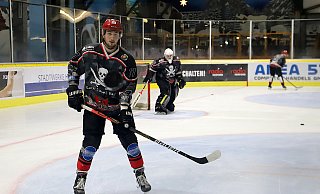 Hat beim HEV verlängert: Justin Unger. Damit geht der 21 Jahre junge Stürmer in seine dritte Saison bei den Ice Dragons. - Jürgen Feyerabend Hat beim HEV verlängert: Justin Unger. Damit geht der 21 Jahre junge Stürmer in seine dritte Saison bei den Ice Dragons. - Jürgen Feyerabend