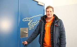 Hinter dieser Tür sind die Decken höher: Michael King, katholischer Seelsorger in der JVA Herford, verbringt viel Zeit in der Gefängniskirche. - Linda Schnepel Hinter dieser Tür sind die Decken höher: Michael King, katholischer Seelsorger in der JVA Herford, verbringt viel Zeit in der Gefängniskirche. - Linda Schnepel