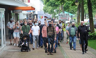 Bis zu 70 Menschen nahmen an der zehnten Auflage des so genannten "Friedensspaziergangs" in Espelkamp teil. - Joern Spreen-Ledebur Bis zu 70 Menschen nahmen an der zehnten Auflage des so genannten "Friedensspaziergangs" in Espelkamp teil. - Joern Spreen-Ledebur
