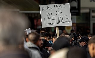 Im Hamburger Stadtteil St. Georg protestierten am Samstag mehr als 1000 Menschen gegen eine angeblich islamfeindliche Politik und Medienkampagne in Deutschland. - Axel Heimken/dpa Im Hamburger Stadtteil St. Georg protestierten am Samstag mehr als 1000 Menschen gegen eine angeblich islamfeindliche Politik und Medienkampagne in Deutschland. - Axel Heimken/dpa