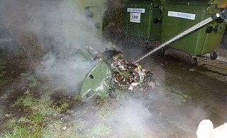 In den Bärenkämpen zerschmolz ein Müllcontainer unter der Hitze zusammen. - Polizei Minden-Lübbecke In den Bärenkämpen zerschmolz ein Müllcontainer unter der Hitze zusammen. - Polizei Minden-Lübbecke