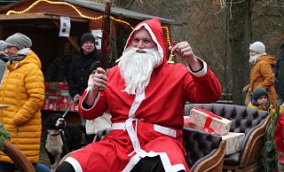 Der Nikolaus darf auf dem Weihnachtsmarkt Gut Bustedt nicht fehlen. - Susanne Barth Der Nikolaus darf auf dem Weihnachtsmarkt Gut Bustedt nicht fehlen. - Susanne Barth