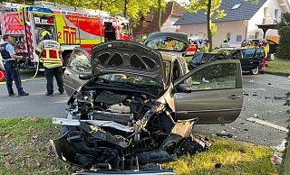 Ein Renault und ein BMW kollidierten frontal auf gerader Strecke. - Ralph Meyer Ein Renault und ein BMW kollidierten frontal auf gerader Strecke. - Ralph Meyer