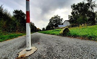 An diesem Poller verletzte sich der Mann aus Steinhagen so schwer, dass er wenige Tage nach seinem Fahrradunfall verstarb. - Melanie Wigger An diesem Poller verletzte sich der Mann aus Steinhagen so schwer, dass er wenige Tage nach seinem Fahrradunfall verstarb. - Melanie Wigger
