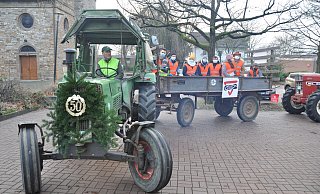Mit Jubiläumskranz 50 Jahre: Der Trecker vom Hof Lütkemeier dreht auf dem Parkplatz vor der Kirche in KIrchlengern bei der Aktion "Nadelnder Tannenbaum" - Thorsten Mailänder Mit Jubiläumskranz 50 Jahre: Der Trecker vom Hof Lütkemeier dreht auf dem Parkplatz vor der Kirche in KIrchlengern bei der Aktion "Nadelnder Tannenbaum" - Thorsten Mailänder