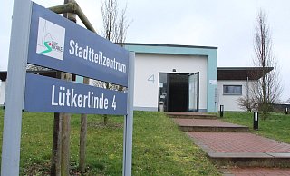 Im Brakeler Stadtteilzentrum werden die im Drive-In gemachten Abstriche gesammelt. Von dort werden sie dann per Kurier in ein Fachlabor gebracht, wo die Proben getestet werden. - Burkhard Battran Im Brakeler Stadtteilzentrum werden die im Drive-In gemachten Abstriche gesammelt. Von dort werden sie dann per Kurier in ein Fachlabor gebracht, wo die Proben getestet werden. - Burkhard Battran
