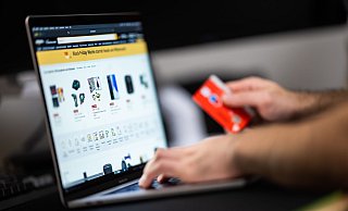Wer online einkauft, sollte keinesfalls via Vorkasse bezahlen, rät die Verbraucherzentrale. Eine Lesern aus Schloß Holte-Stukenbrock hat schlechte Erfahrungen gemacht. - Mohssen Assanimoghaddam/dpa/dpa-tmn Wer online einkauft, sollte keinesfalls via Vorkasse bezahlen, rät die Verbraucherzentrale. Eine Lesern aus Schloß Holte-Stukenbrock hat schlechte Erfahrungen gemacht. - Mohssen Assanimoghaddam/dpa/dpa-tmn