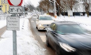 Nur Fahrzeuge, die nicht schwerer als 3,5 Tonnen sind, dürfen die Schützenbrücke befahren. Das hat die Stadt am 21. Dezember angeordnet. Dass die Brücke während der Nacht gesperrt ist, hat nichts mit ihren Zustand zu tun, sondern soll für Lärmschutz im Kurviertel sorgen. - FOTO: PETER STEINERT Nur Fahrzeuge, die nicht schwerer als 3,5 Tonnen sind, dürfen die Schützenbrücke befahren. Das hat die Stadt am 21. Dezember angeordnet. Dass die Brücke während der Nacht gesperrt ist, hat nichts mit ihren Zustand zu tun, sondern soll für Lärmschutz im Kurviertel sorgen. - FOTO: PETER STEINERT