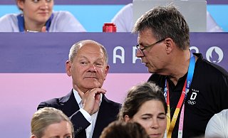Bundeskanzler Olaf Scholz (l.) wünscht sich Olympische Spiele in Deutschland. - Rolf Vennenbernd/dpa Bundeskanzler Olaf Scholz (l.) wünscht sich Olympische Spiele in Deutschland. - Rolf Vennenbernd/dpa