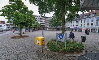 Am Treppenplatz stellte sich Sozialdezernent Ingo Nürnberger jetzt den Fragen der Anwohner. - Andreas Zobe Am Treppenplatz stellte sich Sozialdezernent Ingo Nürnberger jetzt den Fragen der Anwohner. - Andreas Zobe
