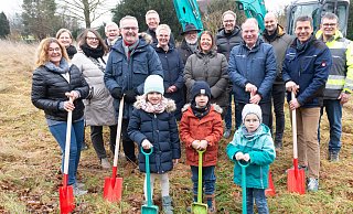 Mit den Kita-Kindern Lynn, Jacob, Leano und Kitaleiterin Janina Collmeier (M. dahinter) freuen sich Susanne Kühn (Architektin des Kirchenkreises, v. l.), Superintendent Olaf Reinmuth, Stefan Bäumker (Architekturbüro Bäunker/Cawalle, v. r) und Pfarrer Kai-Uwe Spanhofer und Vertreter von Gemeinde, Kreis Herford und Anlieger über den Baubeginn der neuen Kita in Sundern. - Ralf Bittner Mit den Kita-Kindern Lynn, Jacob, Leano und Kitaleiterin Janina Collmeier (M. dahinter) freuen sich Susanne Kühn (Architektin des Kirchenkreises, v. l.), Superintendent Olaf Reinmuth, Stefan Bäumker (Architekturbüro Bäunker/Cawalle, v. r) und Pfarrer Kai-Uwe Spanhofer und Vertreter von Gemeinde, Kreis Herford und Anlieger über den Baubeginn der neuen Kita in Sundern. - Ralf Bittner