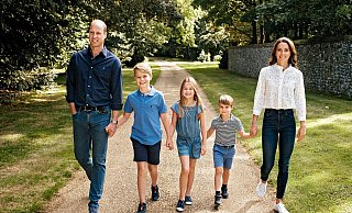 Die diesjährige Weihnachtskarte der Royals zeigt Prinz William und seine Frau Kate mit ihren Kindern. Trotz seiner neuen Rolle als britischer Thronfolger gibt sich William mit seiner Familie betont locker und nahbar. - Matt Porteous/Prince and Princess of Wales/Kengington Palace/AP/dpa Die diesjährige Weihnachtskarte der Royals zeigt Prinz William und seine Frau Kate mit ihren Kindern. Trotz seiner neuen Rolle als britischer Thronfolger gibt sich William mit seiner Familie betont locker und nahbar. - Matt Porteous/Prince and Princess of Wales/Kengington Palace/AP/dpa