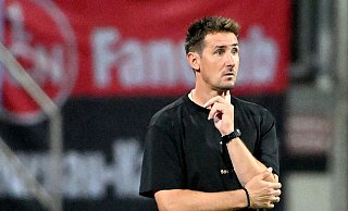 Endlich Sieger: Miroslav Klose sah seine Mannschaft lange vergeblich anrennen. - Jens Niering/dpa Endlich Sieger: Miroslav Klose sah seine Mannschaft lange vergeblich anrennen. - Jens Niering/dpa