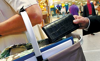 Der Werre-Parkt ist nicht nur überdacht, sondern auch beheizt. Das lockt jeden Tag etwa 14.000 Kunden zum Bummeln an - und sehr wahrscheinlich auch Taschendiebe. - picture alliance / dpa Der Werre-Parkt ist nicht nur überdacht, sondern auch beheizt. Das lockt jeden Tag etwa 14.000 Kunden zum Bummeln an - und sehr wahrscheinlich auch Taschendiebe. - picture alliance / dpa