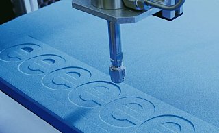 Die Expert Systemtechnik GmbH ist Spezialist für Maschinen mit denen Stoffe, Leder oder andere Materialien präzise zugeschnitten werden können. - Expert Systemtechnik Die Expert Systemtechnik GmbH ist Spezialist für Maschinen mit denen Stoffe, Leder oder andere Materialien präzise zugeschnitten werden können. - Expert Systemtechnik