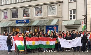 Die kurdische Demo auf dem Jahnplatz. - Christian Mathiesen Die kurdische Demo auf dem Jahnplatz. - Christian Mathiesen