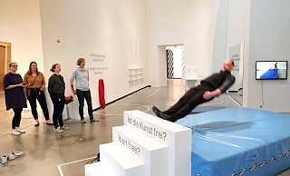 Kontrollverlust: Hendrik Reckmeyer lässt sich vom Treppchen rückwärts auf die dicke Turnmatte fallen. "Das kostet Überwindung", sagt er. - Frank-Michael Kiel-Steinkamp Kontrollverlust: Hendrik Reckmeyer lässt sich vom Treppchen rückwärts auf die dicke Turnmatte fallen. "Das kostet Überwindung", sagt er. - Frank-Michael Kiel-Steinkamp