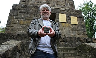 Thorsten Lüer, zweiter Vorsitzder des Freudenskreises Herforder Bismarckturm präsentiert die neuen Passiersteine. Nur mit ihnen darf der Turm betreten werden. - Jan-Henrik Gerdener Thorsten Lüer, zweiter Vorsitzder des Freudenskreises Herforder Bismarckturm präsentiert die neuen Passiersteine. Nur mit ihnen darf der Turm betreten werden. - Jan-Henrik Gerdener