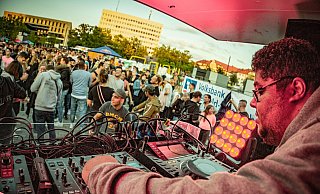 Das Open-Air-Festival lockt mit spektakulärem Sport, grooviger Musik, kühlen Drinks und Fingerfood. - Mike-Dennis Müller Das Open-Air-Festival lockt mit spektakulärem Sport, grooviger Musik, kühlen Drinks und Fingerfood. - Mike-Dennis Müller