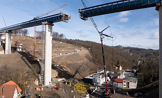 Bei der "Stahlhochzeit" der Rahmede-Talbrücke werden die beiden Brückenhälften zusammengeführt, um verschweißt werden zu können. - Dieter Menne/dpa Bei der "Stahlhochzeit" der Rahmede-Talbrücke werden die beiden Brückenhälften zusammengeführt, um verschweißt werden zu können. - Dieter Menne/dpa